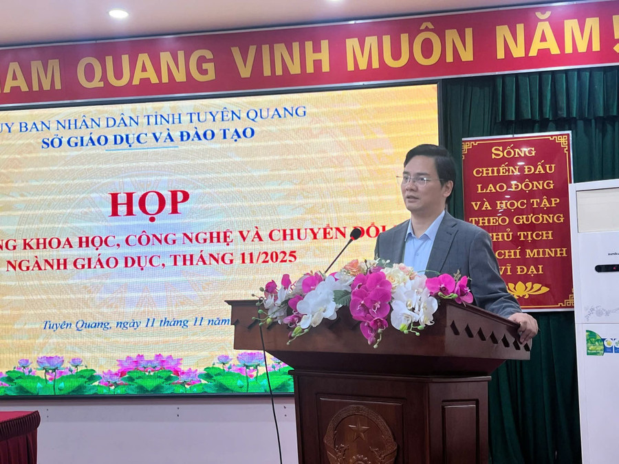 Ông Vũ Đình Hưng, Giám đốc Sở GD&ĐT Tuyên Quang chủ trì cuộc họp.