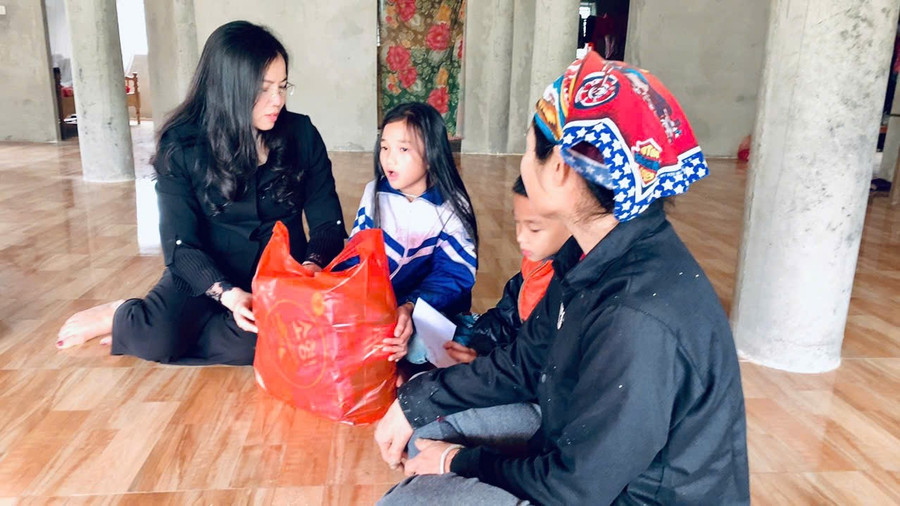 Bà Nguyễn Thị Chung thăm hỏi, tặng quà học sinh có hoàn cảnh đặc biệt khó khăn. (Ảnh NVCC)