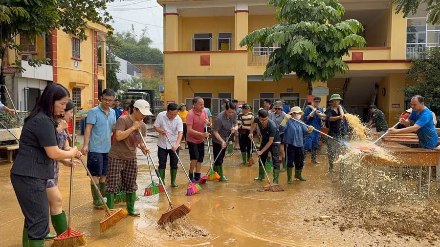 Lãnh đạo, cán bộ Sở GD&ĐT tỉnh Lào Cai hỗ trợ công tác khắc phục hậu quả sau bão tại một số trường trên địa bàn tỉnh.