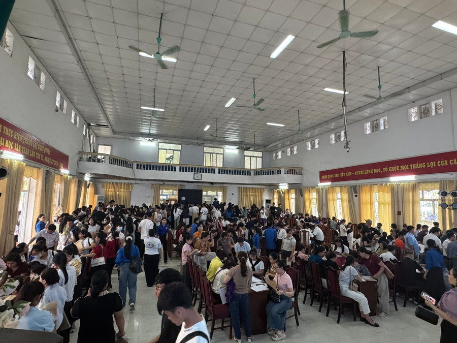 1.115 tân sinh viên đến làm thủ tục nhập học. 1000040839.jpg