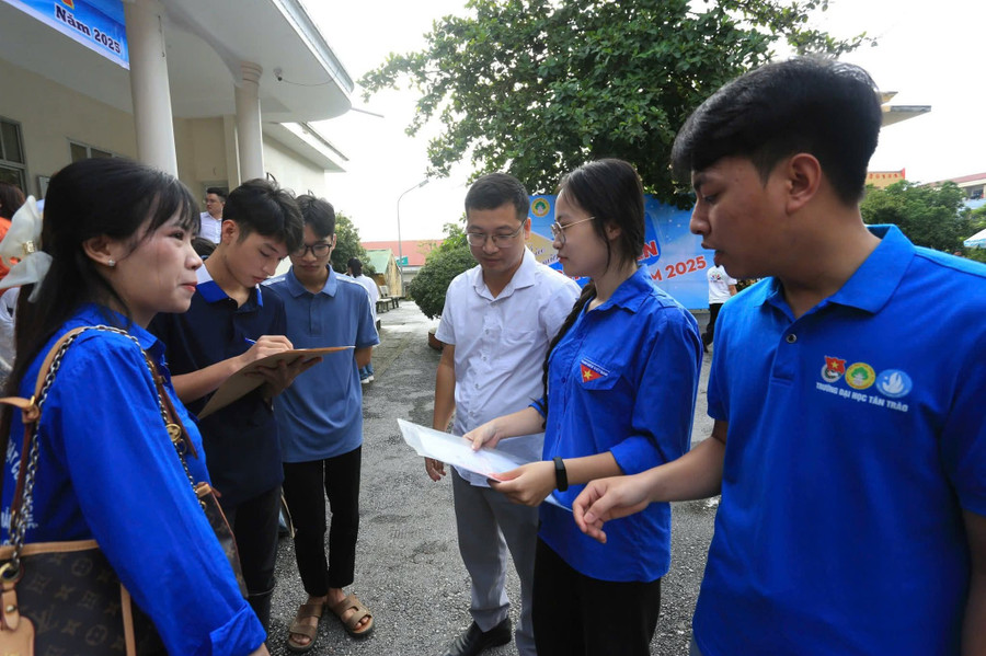 Các tân sinh viên được hướng dẫn tận tình. 1000040838.jpg