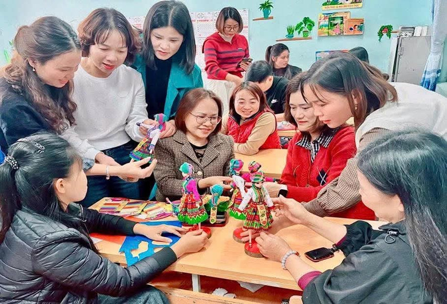 Các giáo viên trao đổi, thảo luận tại lớp tập huấn.