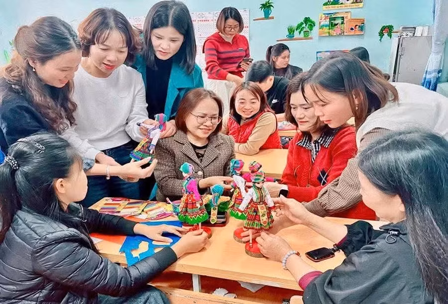 Các giáo viên trao đổi, thảo luận tại lớp tập huấn.