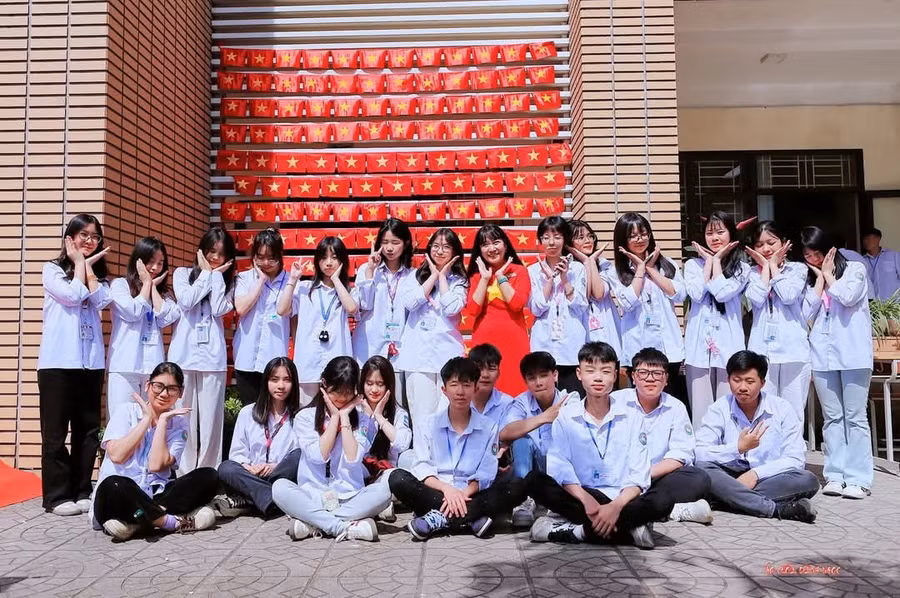 Bà Nguyễn Thị Thu, Hiệu trưởng Trường THPT Nguyễn Huệ cùng các học trò.