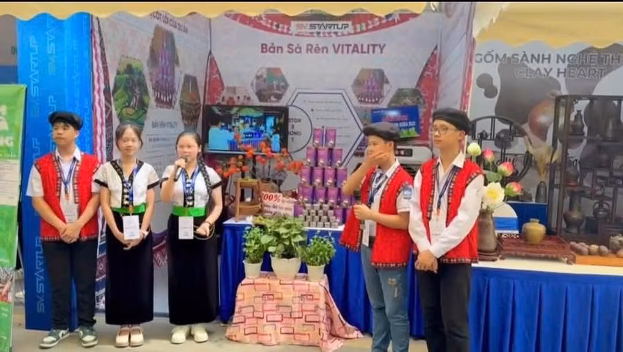 Các em học sinh Yên Bái tại Ngày hội khởi nghiệp.