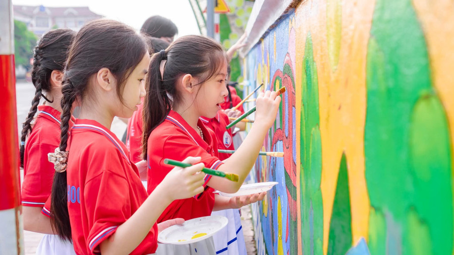 Các em học sinh hứng khởi với hoạt động. 1000042024.jpg