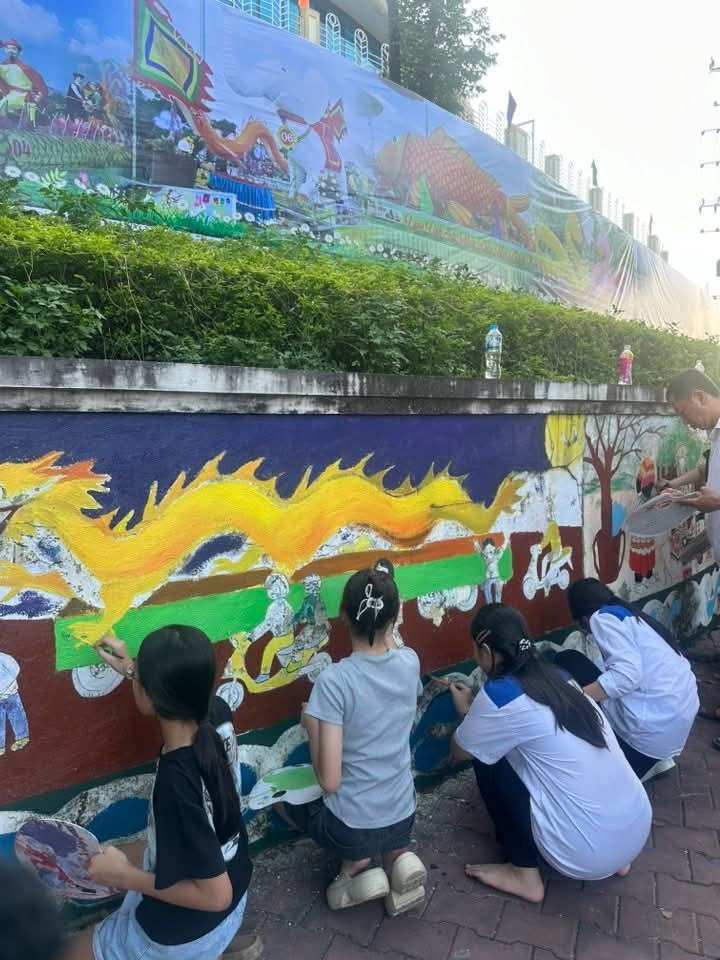 Học sinh Trường THCS Lê Quý Đôn tham gia vẽ tranh tường. 1000042017.jpg