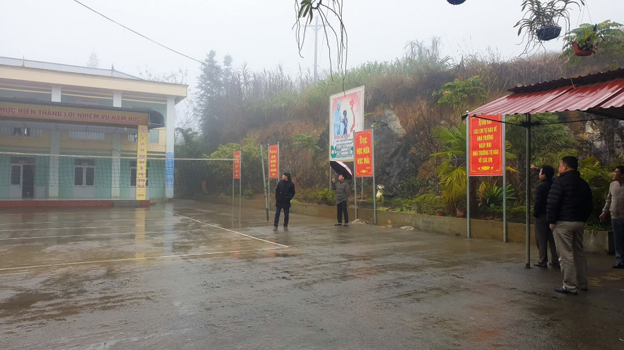 Lãnh đạo xã Bạch Đích khảo sát cơ sở vật chất trường học tại địa phương. (Ảnh: Mai Thức)