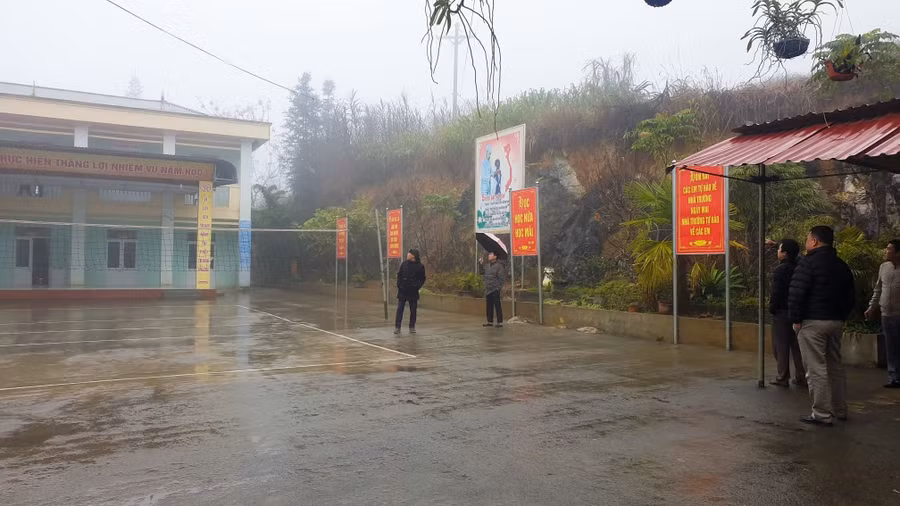 Lãnh đạo xã Bạch Đích khảo sát cơ sở vật chất trường học tại địa phương. (Ảnh: Mai Thức)