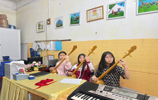 Học sinh Trường PTDTNT THCS & THPT Chiêm Hóa trải nghiệm văn hóa truyền thống. (ảnh: NTCC)