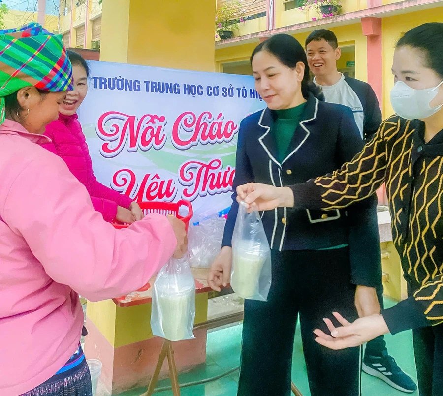 Các thầy cô giáo Trường THCS Nghĩa Lộ phát cháo miễn phí cho người bệnh. (Ảnh: Nguyễn Quang Lộ)