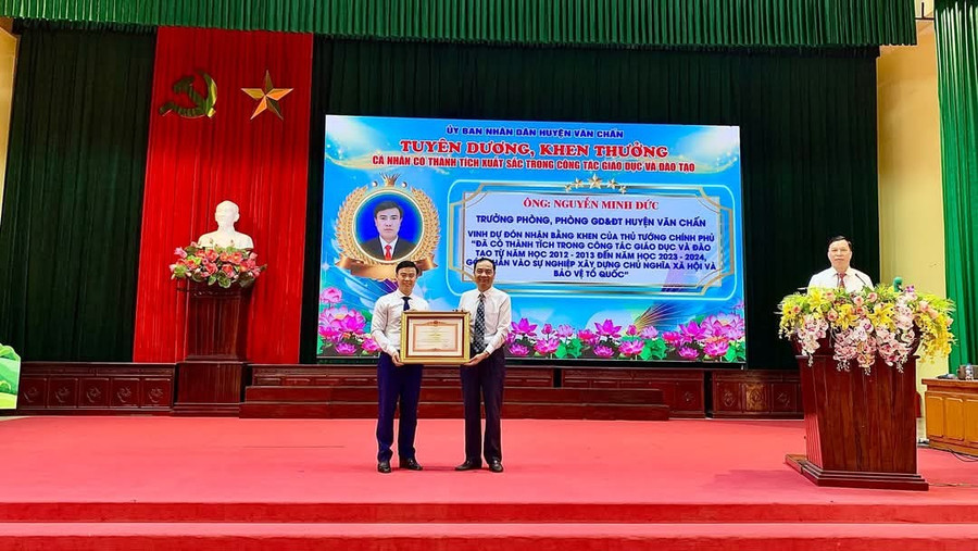 Ông Nguyễn Minh Đức, Trưởng phòng GD&ĐT huyện Văn Chấn vinh dự nhận Bằng khen của Thủ tướng Chính phủ. 1000032469.jpg