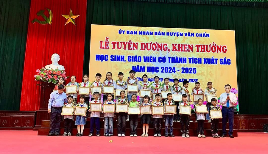Các em học sinh được tuyên dương, khen thưởng. 1000032474.jpg