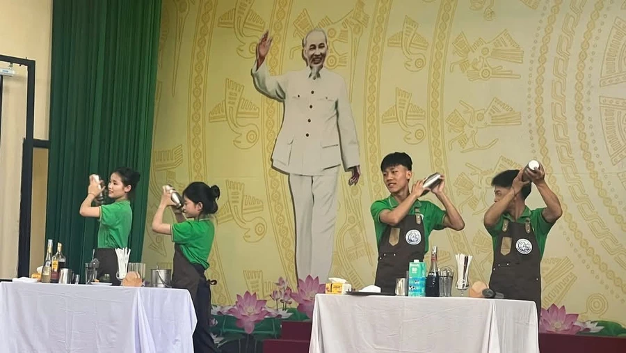 Thực hành pha chế của sinh viên trường Cao đẳng Yên Bái.