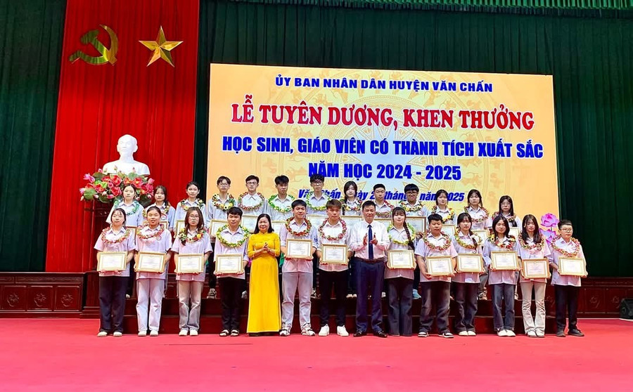 Số lượng giáo viên, học sinh có thành tích cao nhất từ trước đến nay. 1000032471.jpg
