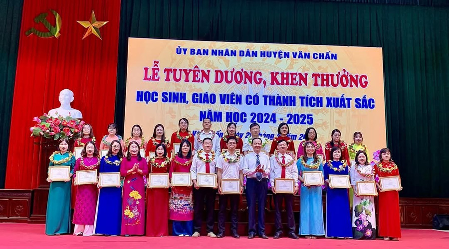Tuyên dương, khen thưởng các giáo viên có thành tích xuất sắc. 1000032476.jpg