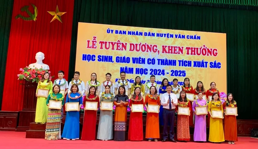 Các giáo viên huyện Văn Chấn được tuyên dương.