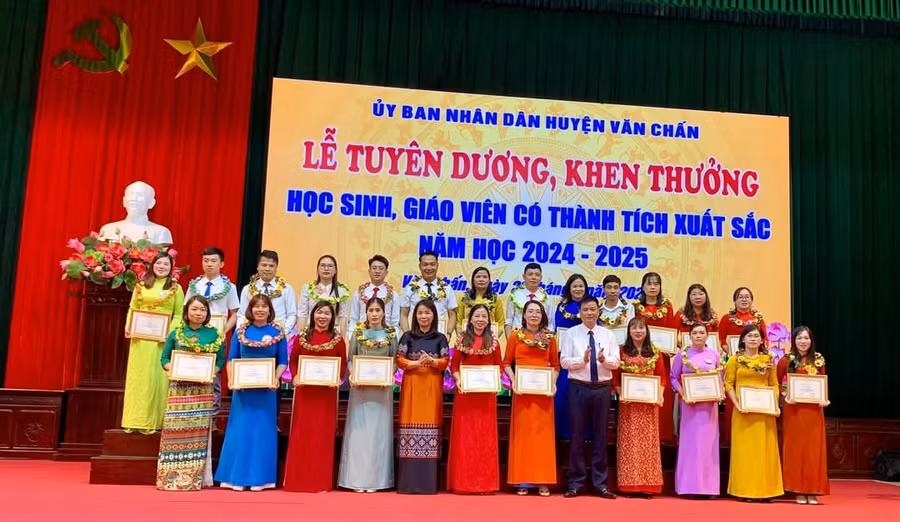 Các giáo viên huyện Văn Chấn được tuyên dương.