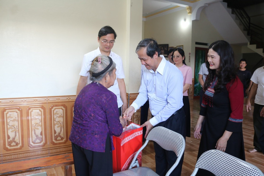 Bộ trưởng Nguyễn Kim Sơn thăm và tặng quà gia đình người dân đã giúp đỡ cán bộ của Bộ Quốc gia Giáo dục trong thời kỳ gian khó. img-5895.jpg