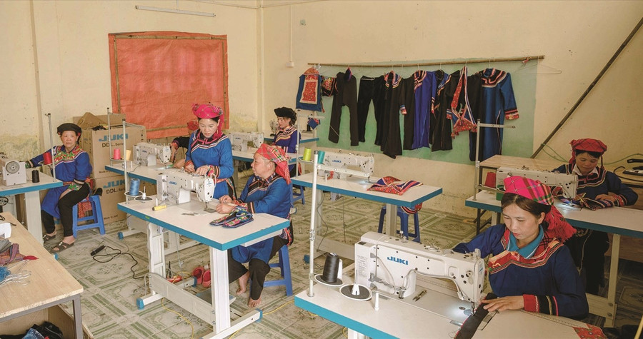 Nhóm cộng đồng bảo tồn nghề thêu thổ cẩm và may trang phục truyền thống dân tộc Cờ Lao, thôn Tà Chải, xã Tân Tiến, Tuyên Quang. (Ảnh: Vũ Mừng)