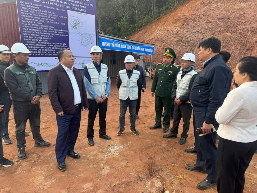 Ông Phan Huy Ngọc, Chủ tịch UBND tỉnh Tuyên Quang kiểm tra tại công trường.