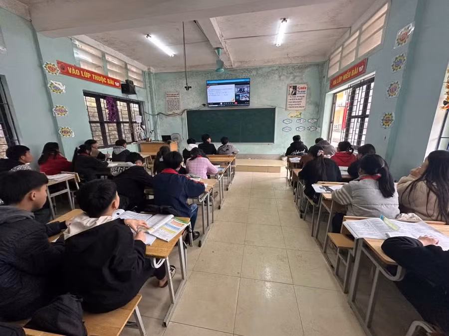 Các em học sinh được học tập, ôn luyện trực tuyến với đội ngũ giáo viên chất lượng cao. (Ảnh: NTCC)