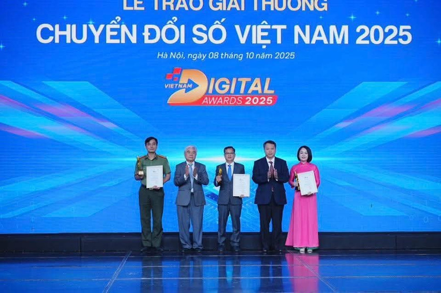 Bà Hiền vinh dự là 3 cá nhân xuất sắc đi đầu trong công tác chuyển đổi quốc gia. 1000042869.jpg