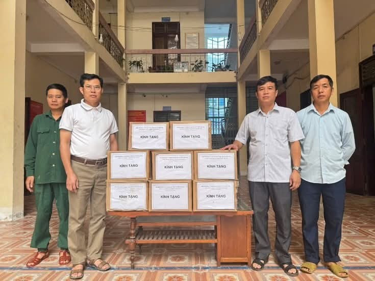 Sở GD&ĐT Tuyên Quang tiếp nhận 5.000 vở viết từ nhà tài trợ. 1000042873.jpg