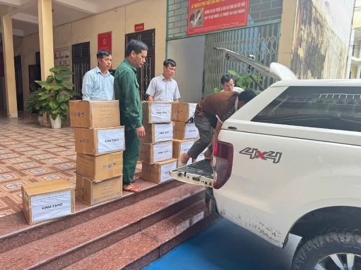Số sách, vở được chuyển đến Sở GD&ĐT Tuyên Quang để hỗ trợ các nhà trường.