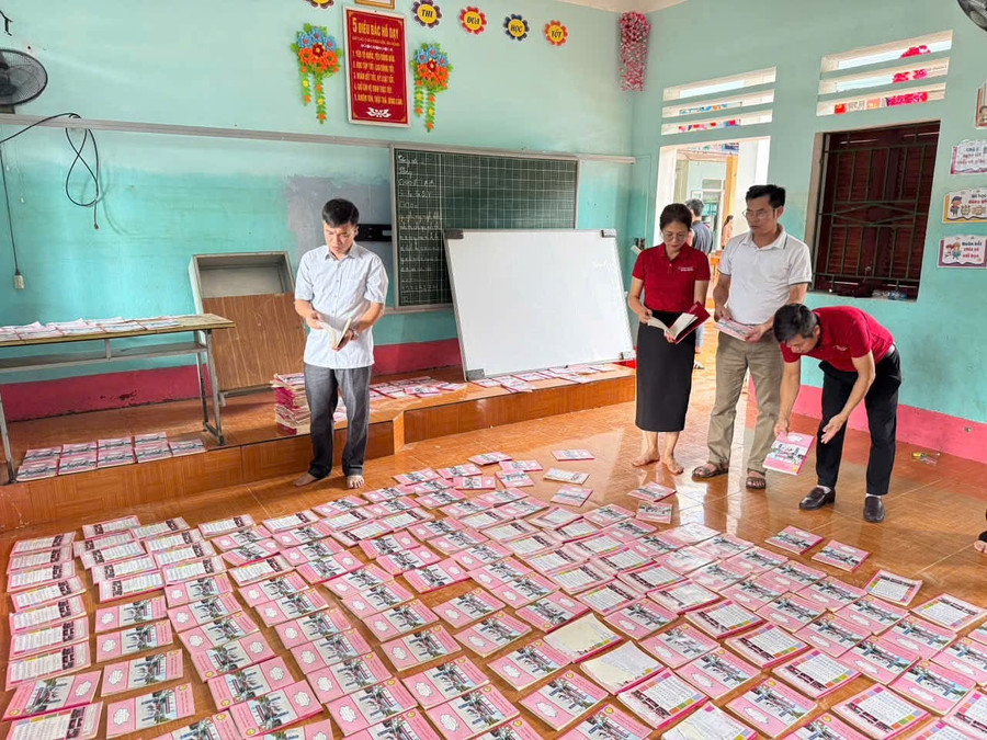Ngân hàng Nông nghiệp (Agribank) Chi nhánh tỉnh Tuyên Quang hỗ trợ các nhà trường bị ảnh hưởng mưa lũ. 1000042871.jpg