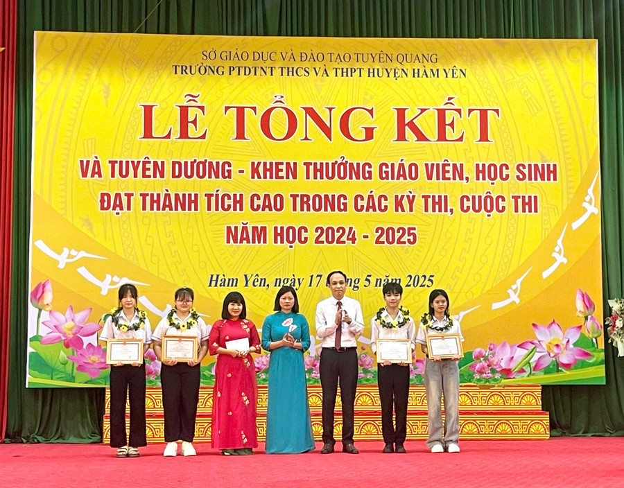 Cô Hạnh là giáo viên có nhiều thành tích trong giảng dạy. 4629a8ca-e7d9-4877-ae2e-a859170f7126.jpg