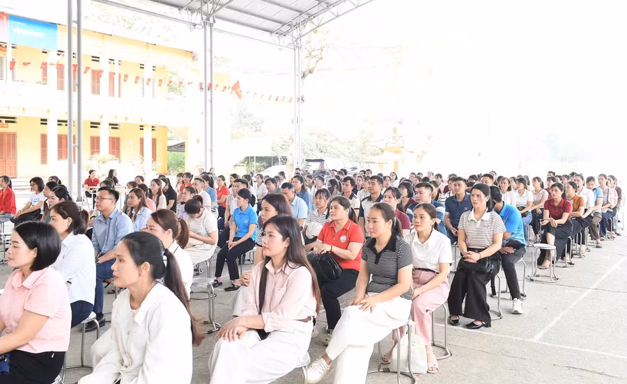 Các thí sinh kiểm tra, sát hạch tiếp nhận vào viên chức giáo dục tại Tuyên Quang.