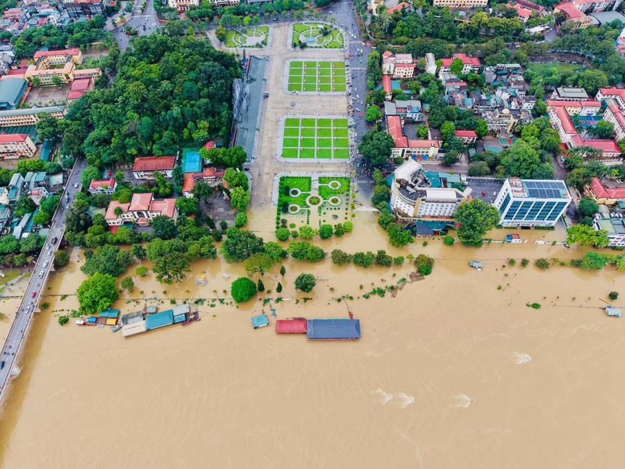 Khu vực Quảng trường Nguyễn Tất Thành Tuyên Quang nước cũng đã dâng cao.