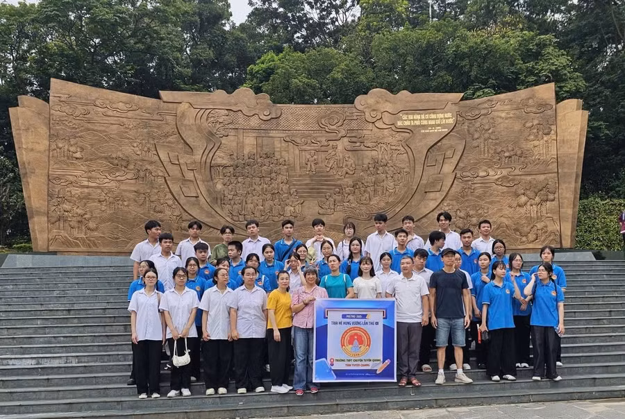 Đoàn Tuyên Quang chụp ảnh lưu niệm tại Trại hè Hùng Vương.