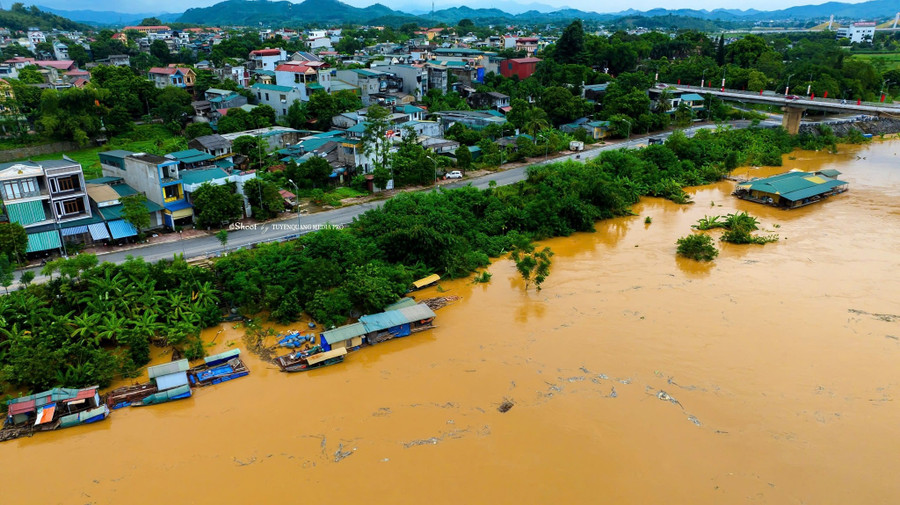 Nước sông Lô khu vực cầu Nông Tiến (TP Tuyên Quang) đang lên cao