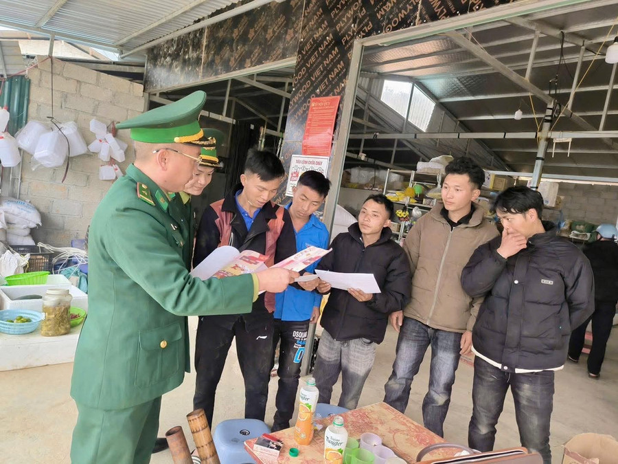 Lực lượng thanh niên và bộ đội Biên phòng tuyên truyền bầu cử tới các hộ dân khu vực biên giới.