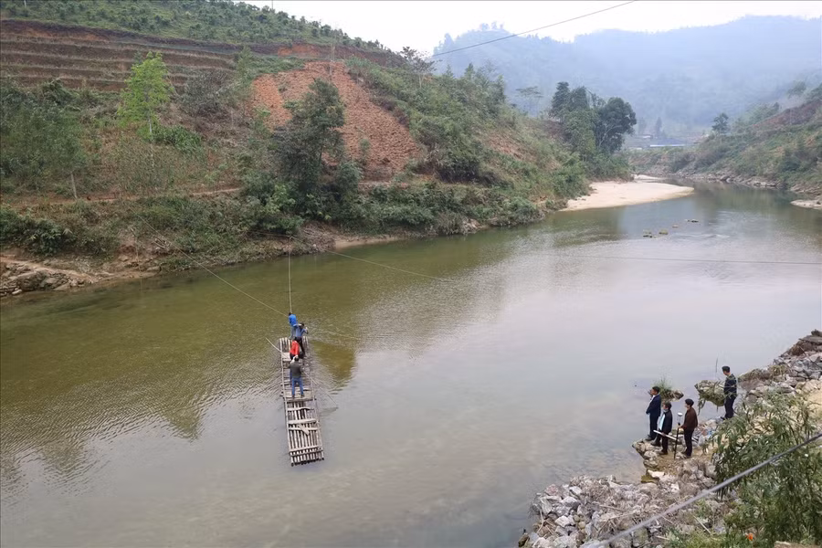 Nhiều năm qua, các em học sinh phải đến trường bằng bè gây mất an toàn. (Ảnh: Vũ Mừng)