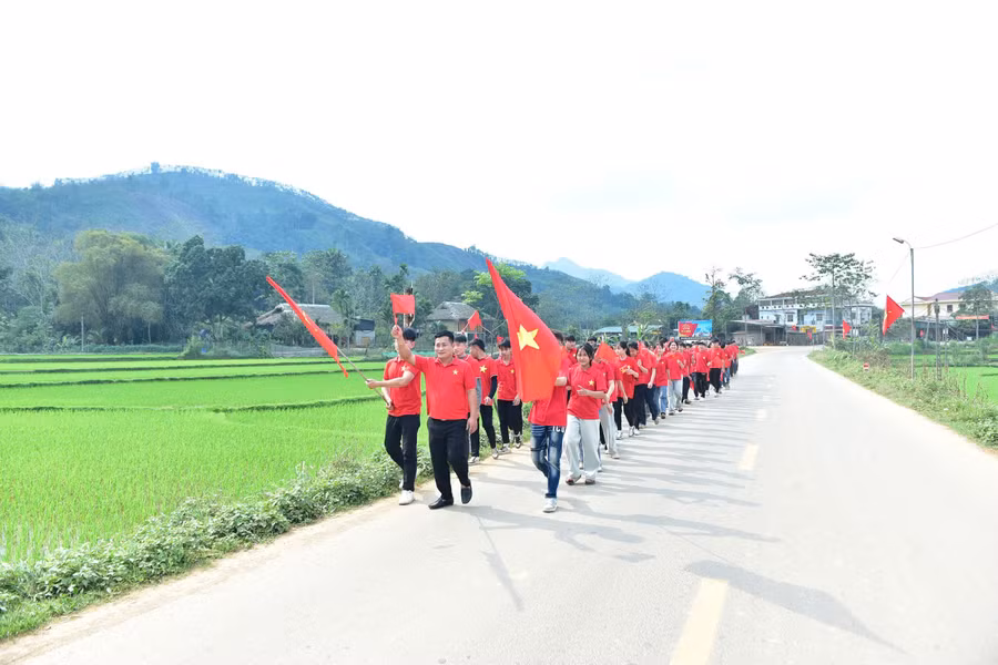 Thầy cô giáo và các em học sinh Trường THCS Tiên Yên, Xã Tiên Yên, tỉnh Tuyên Quang tham gia tuyên truyền.