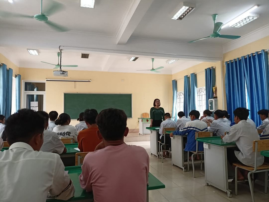 Các em học sinh trường Tiểu học & THCS Phúng Luông, Văn Chấn, Yên Bái. 1000032808.jpg