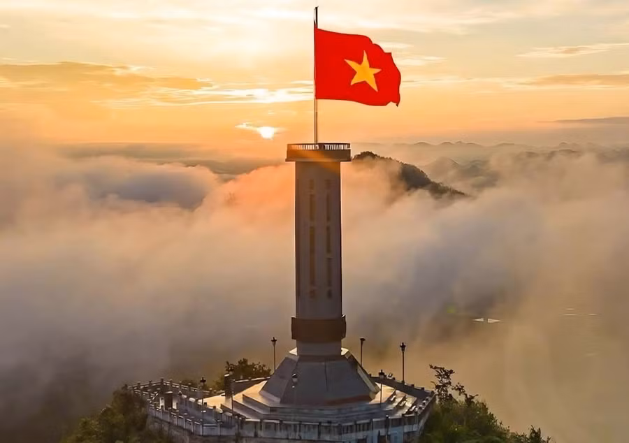 Cột cờ Quốc gia Lũng Cú.