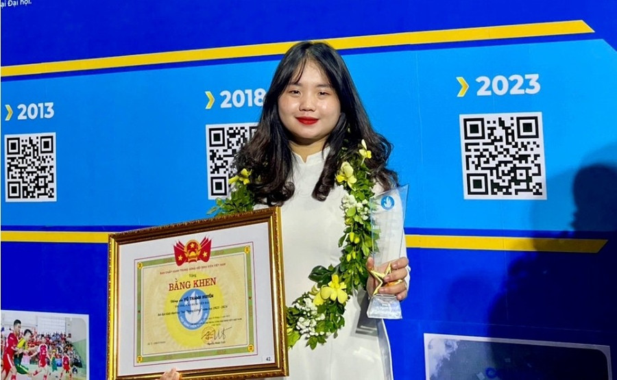 Nữ sinh Vũ Thanh Huyền vinh dự nhận giải " Sao tháng Giêng".