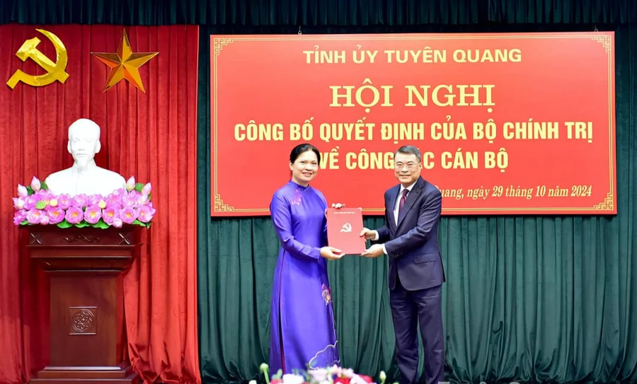 Ông Lê Minh Hưng, Trưởng Ban Tổ chức Trung ương trao Quyết định của Bộ Chính trị cho bà Hà Thị Nga.