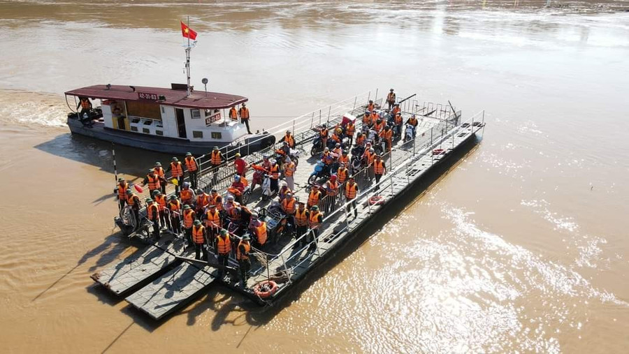 Người dân tạm thời di chuyển qua sông bằng phà chuyên dụng.