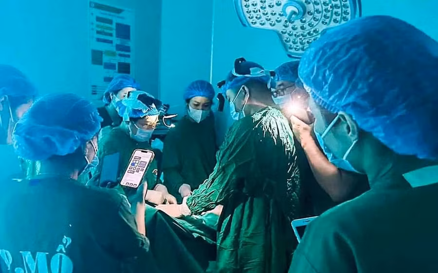 Ca mổ đẻ bằng ánh sáng điện thoại và đèn soi tai mũi trong ngày mưa lũ tại Tuyên Quang.