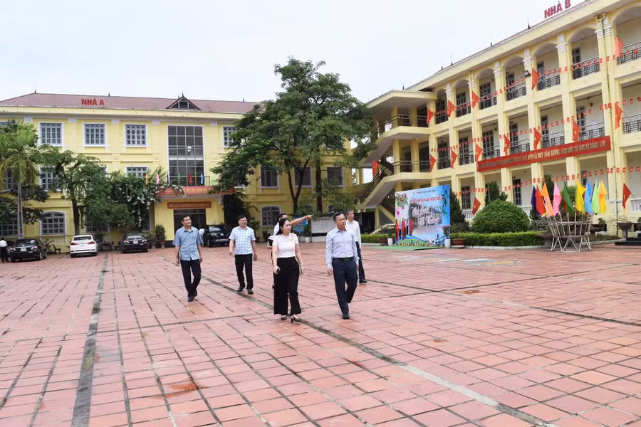 Lãnh đạo phường Minh Xuân kiểm tra công tác chuẩn bị năm học mới tại Trường THCS Lê Quý Đôn.