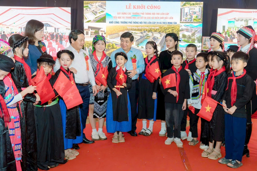 Phó Thủ tướng Nguyễn Chí Dũng tại Lễ khởi công Trường PTDTNT liên cấp xã Minh Tân, Tuyên Quang.