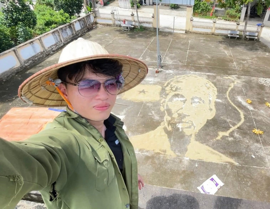Phạm Xuân Ngọc tạo hình Bác Hồ từ lúa.