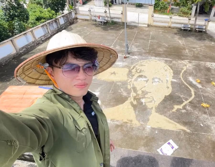 Phạm Xuân Ngọc tạo hình Bác Hồ từ lúa.