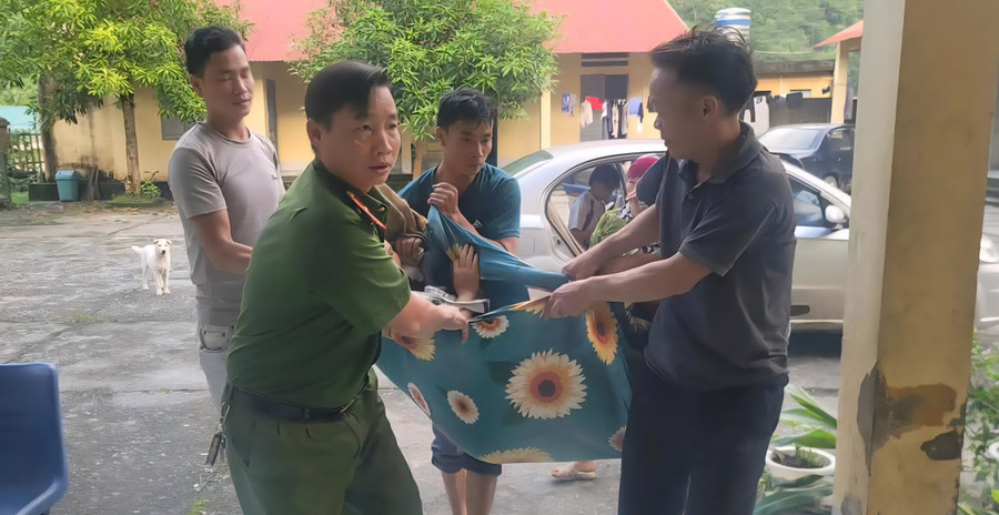 Lực lượng Công an kịp thời đưa sản phụ đến nơi sinh an toàn. (Ảnh: CATQ)