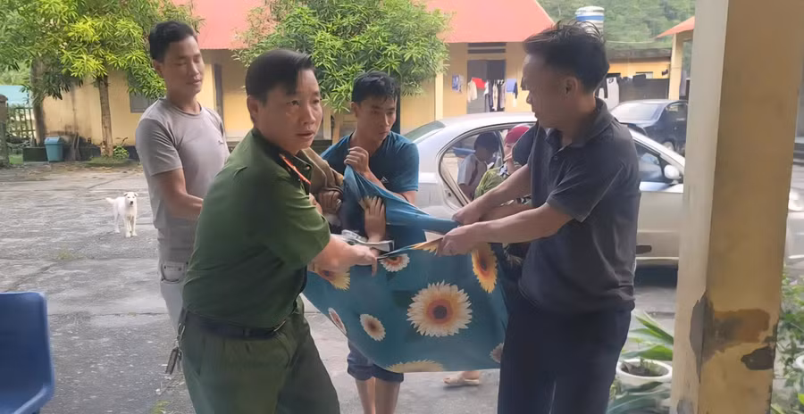 Lực lượng Công an kịp thời đưa sản phụ đến nơi sinh an toàn. (Ảnh: CATQ)